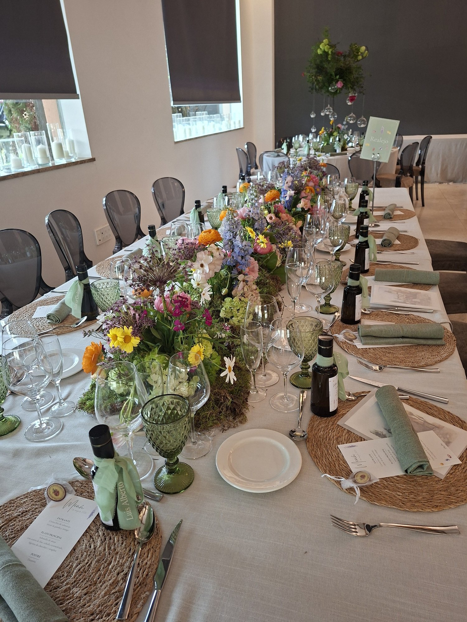 Mesa de boda vestida con camino de flores — organización integral, Mareli Eventos