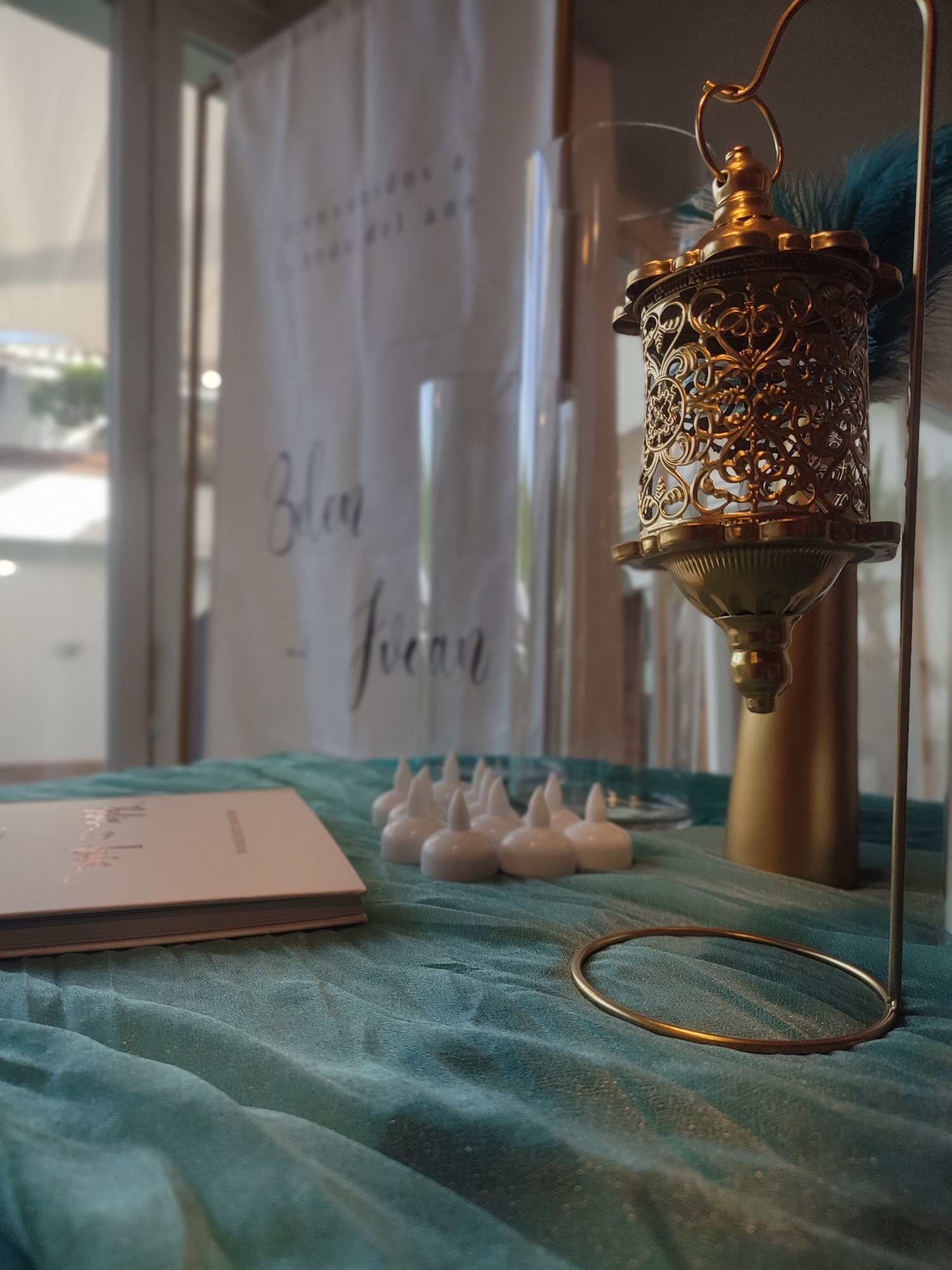 Mesa de detalles con flores y papelería en una boda — Mareli Eventos Granada