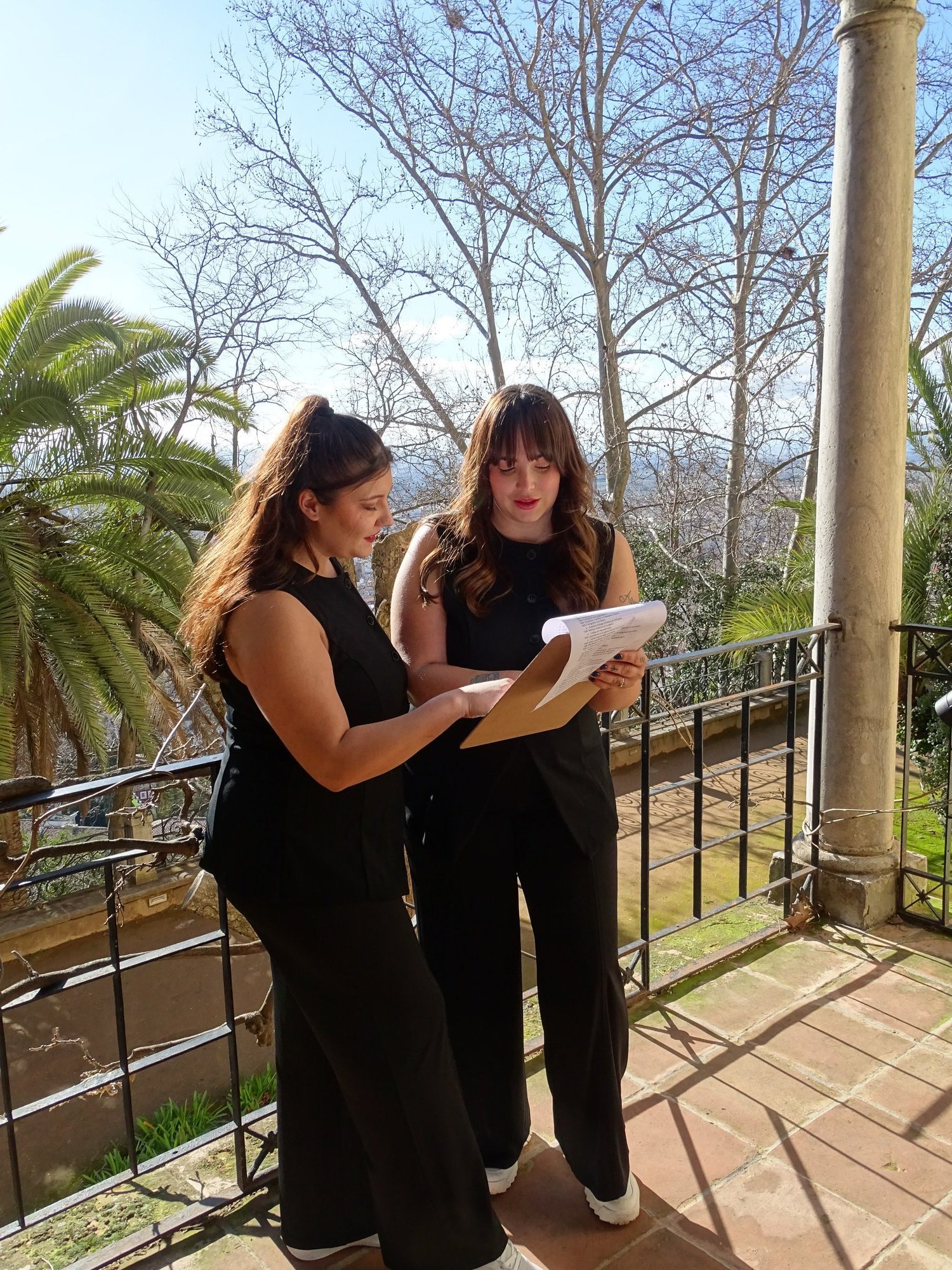Wedding planner de Mareli Eventos revisando el guion de coordinación del día de boda en Granada