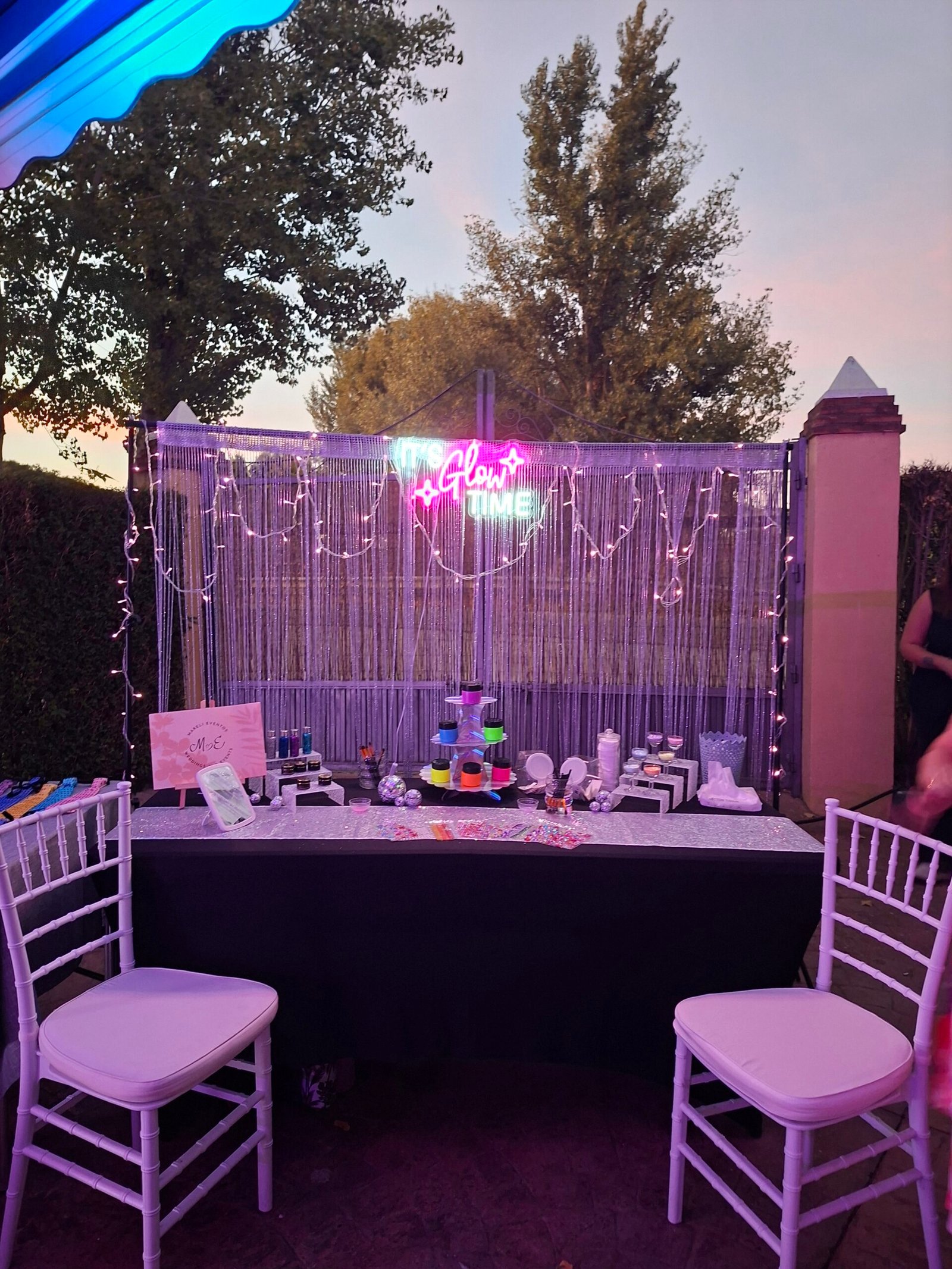 Mesa glitter con neón y maquillaje brillante para boda — Mareli Eventos Granada