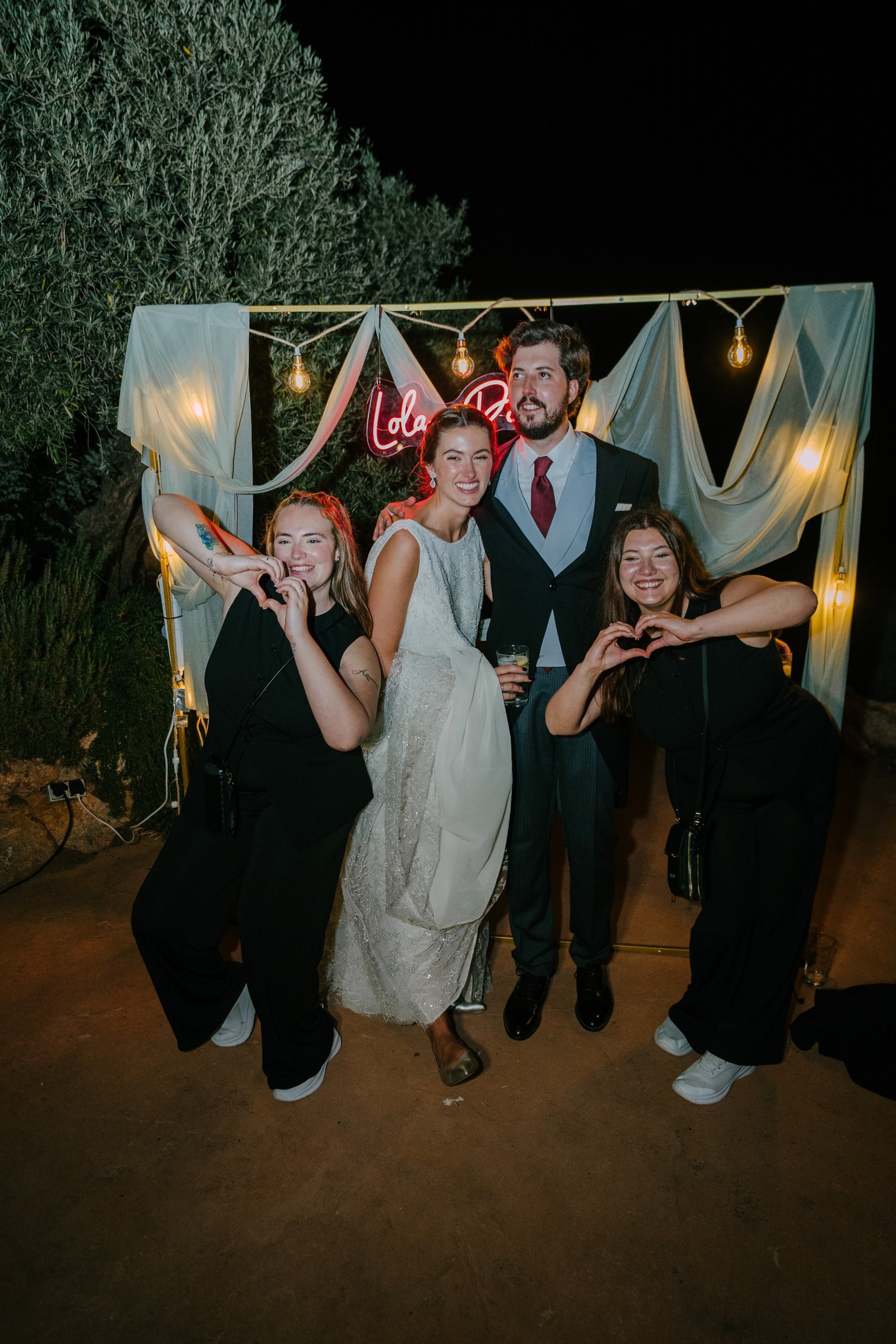 Equipo Mareli Eventos junto a una pareja de novios durante la celebración