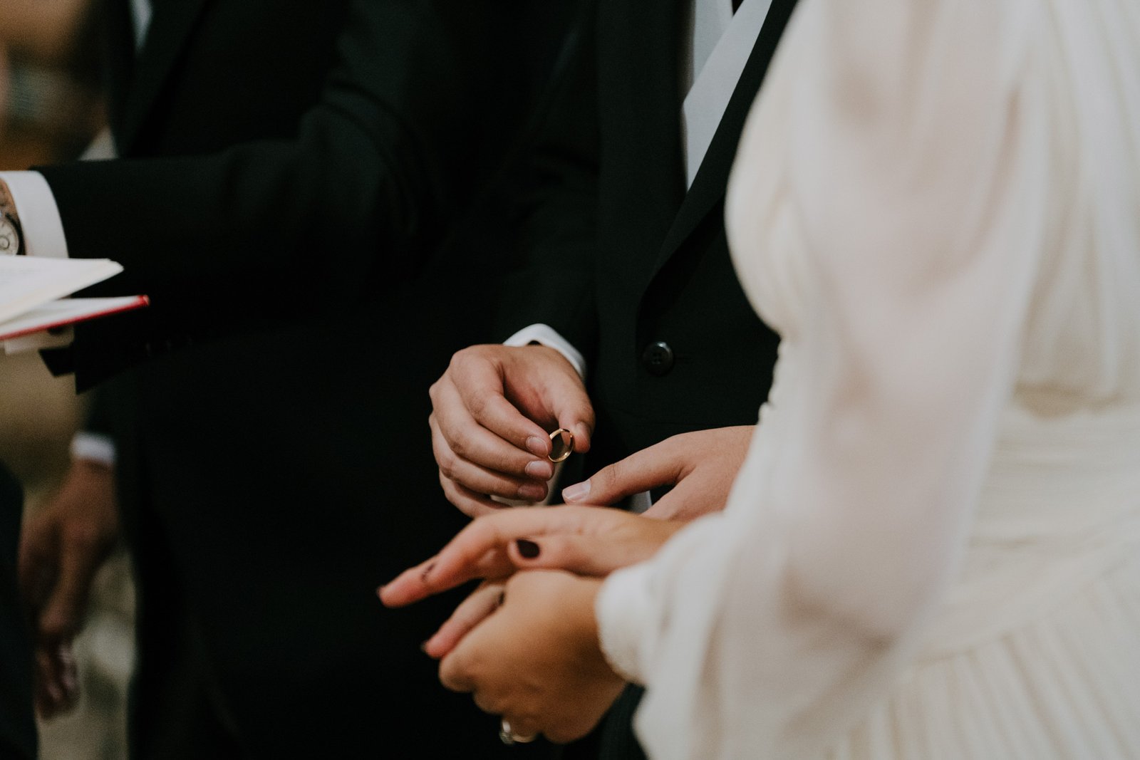 Momento de intercambio de anillos en una boda coordinada por Mareli Eventos