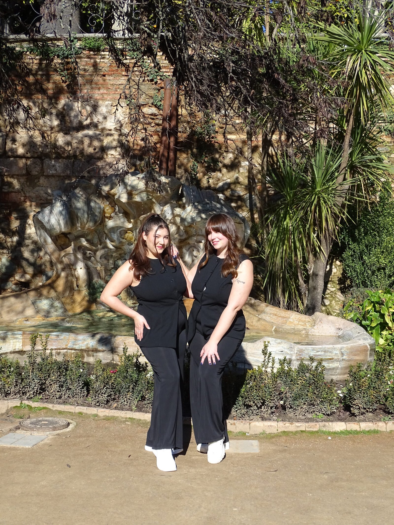 Marina y Eli, wedding planners de Mareli Eventos en un jardín de Granada