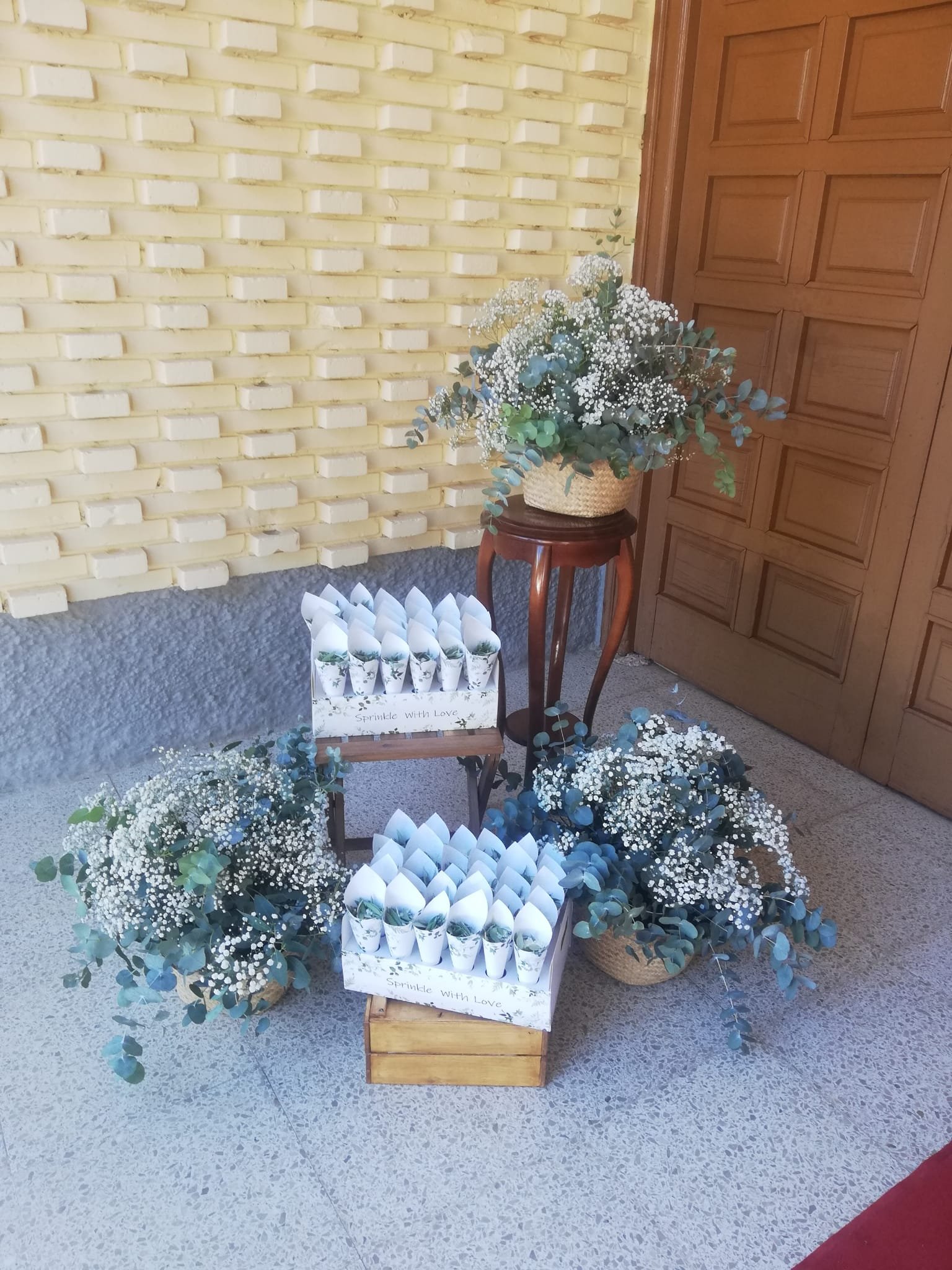 Mueble del arroz con conos decorados y flores para boda — Mareli Eventos Granada