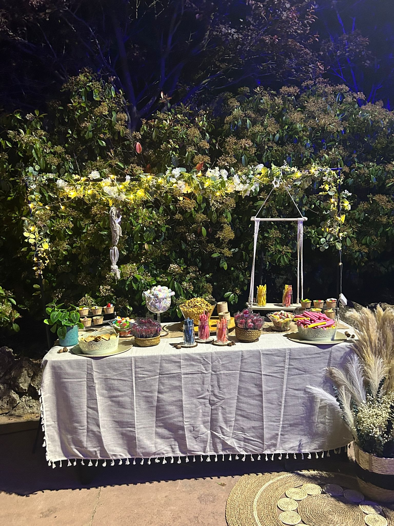 Mesa dulce decorada para boda con chuches y detalles a juego — Mareli Eventos Granada