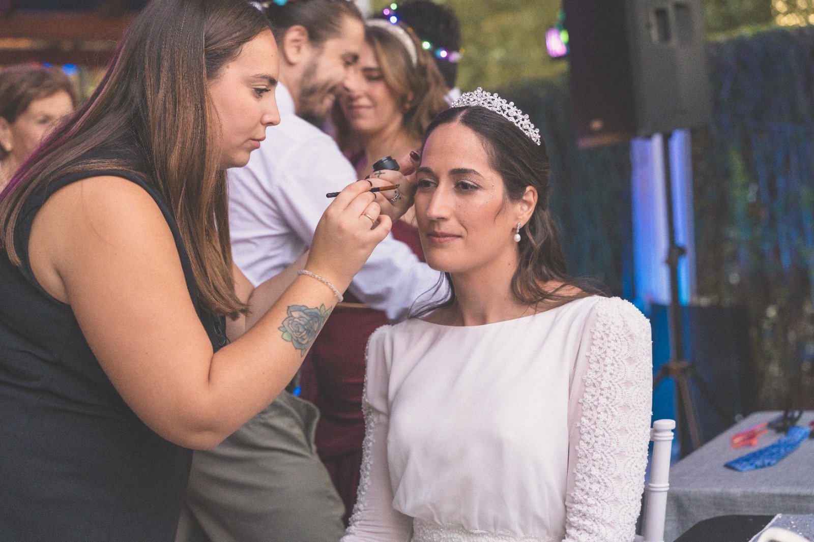 Equipo Mareli junto a una pareja de novios durante la celebración