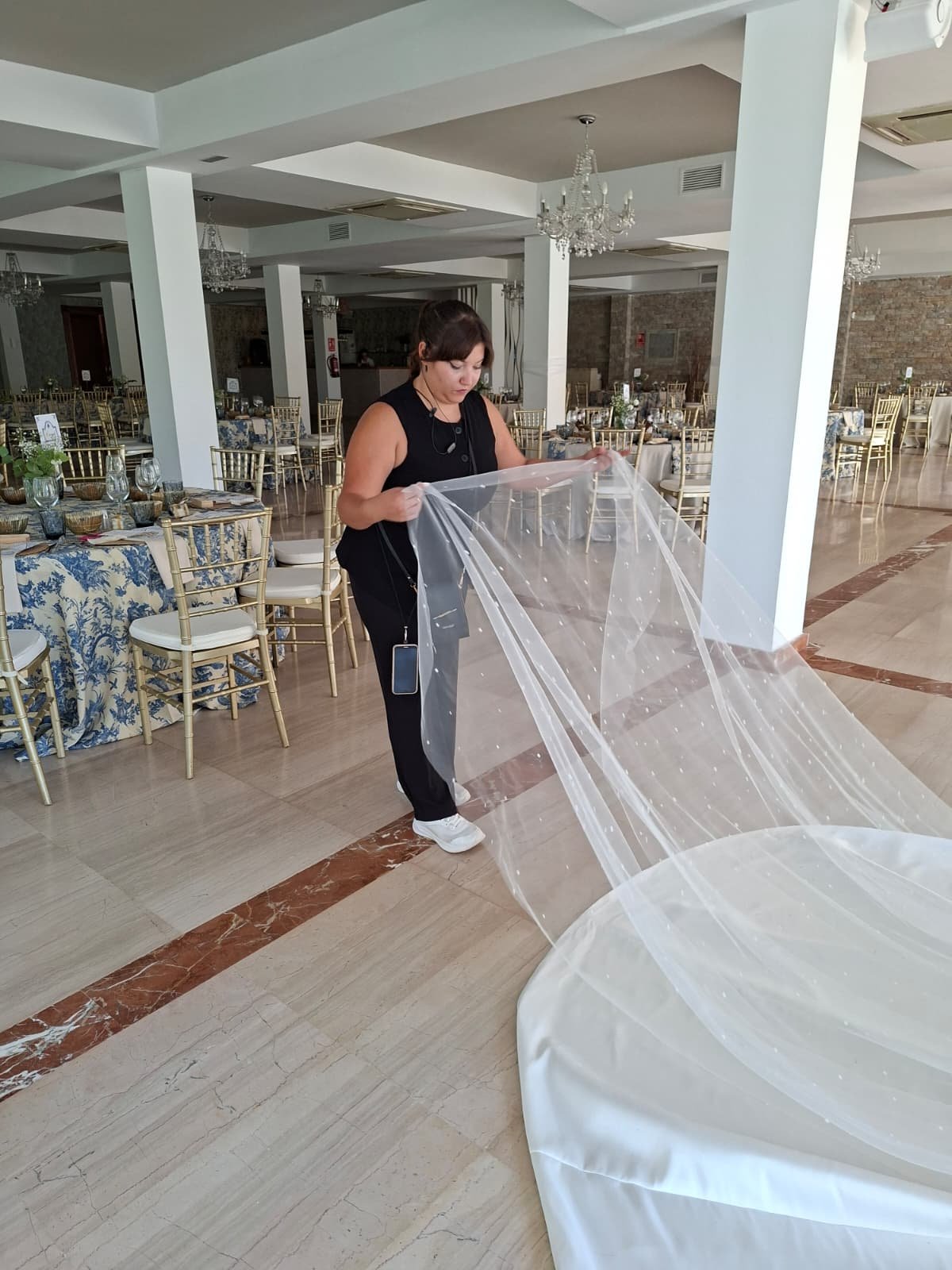 Equipo Mareli preparando detalles de decoración en un salón de boda
